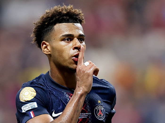 英超战报：皮诺、穆尼奥斯斩联赛首球，水晶宫2-0轻取狼队（英超快讯：水晶宫2-0击退狼队，皮诺与穆尼奥斯收获英超处子球）