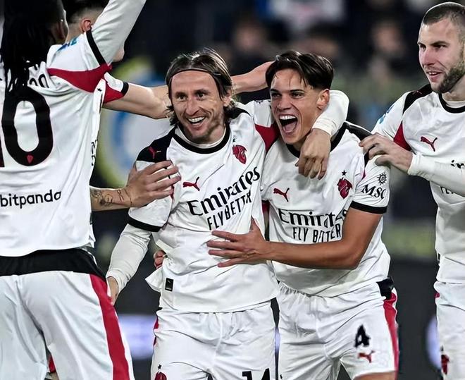 战术失误，换人错误，临场指挥太差！袁志执教水平急需提高（战术失策、用人失当、临场指挥欠佳，袁志执教水平亟需提升）