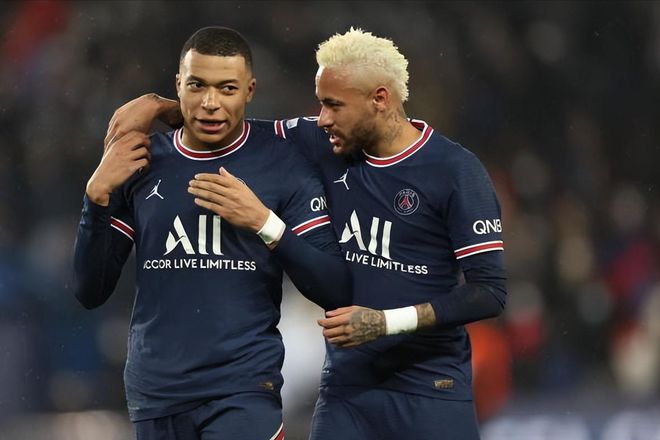 不可触碰的美，若昂-内维斯女友马达莱娜晒暗黑风妆造（冷艳不可近：若昂-内维斯女友马达莱娜晒暗黑系妆容）