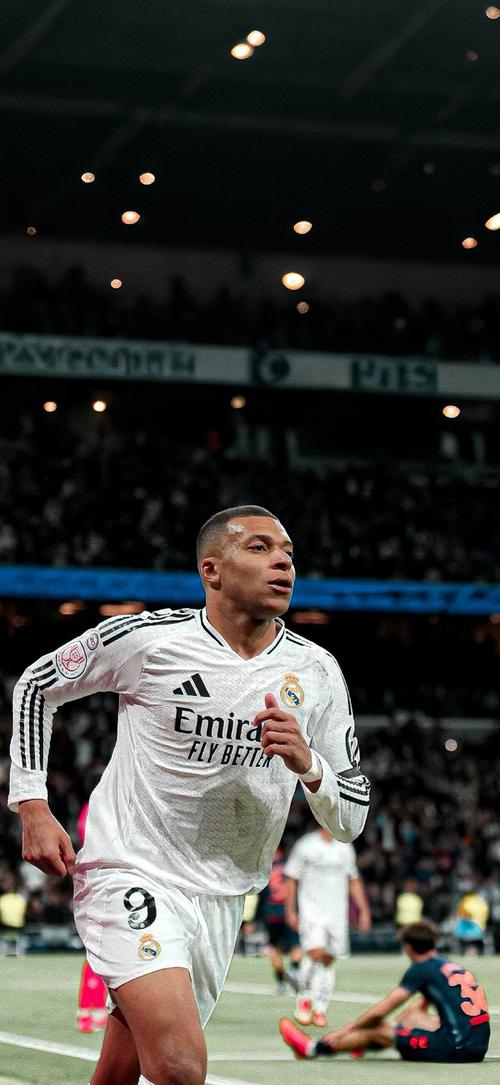 莱万：我对助攻感到高兴；球迷应该会满意我们的表现（莱万：为助攻感到欣喜，相信球迷会满意我们的发挥）