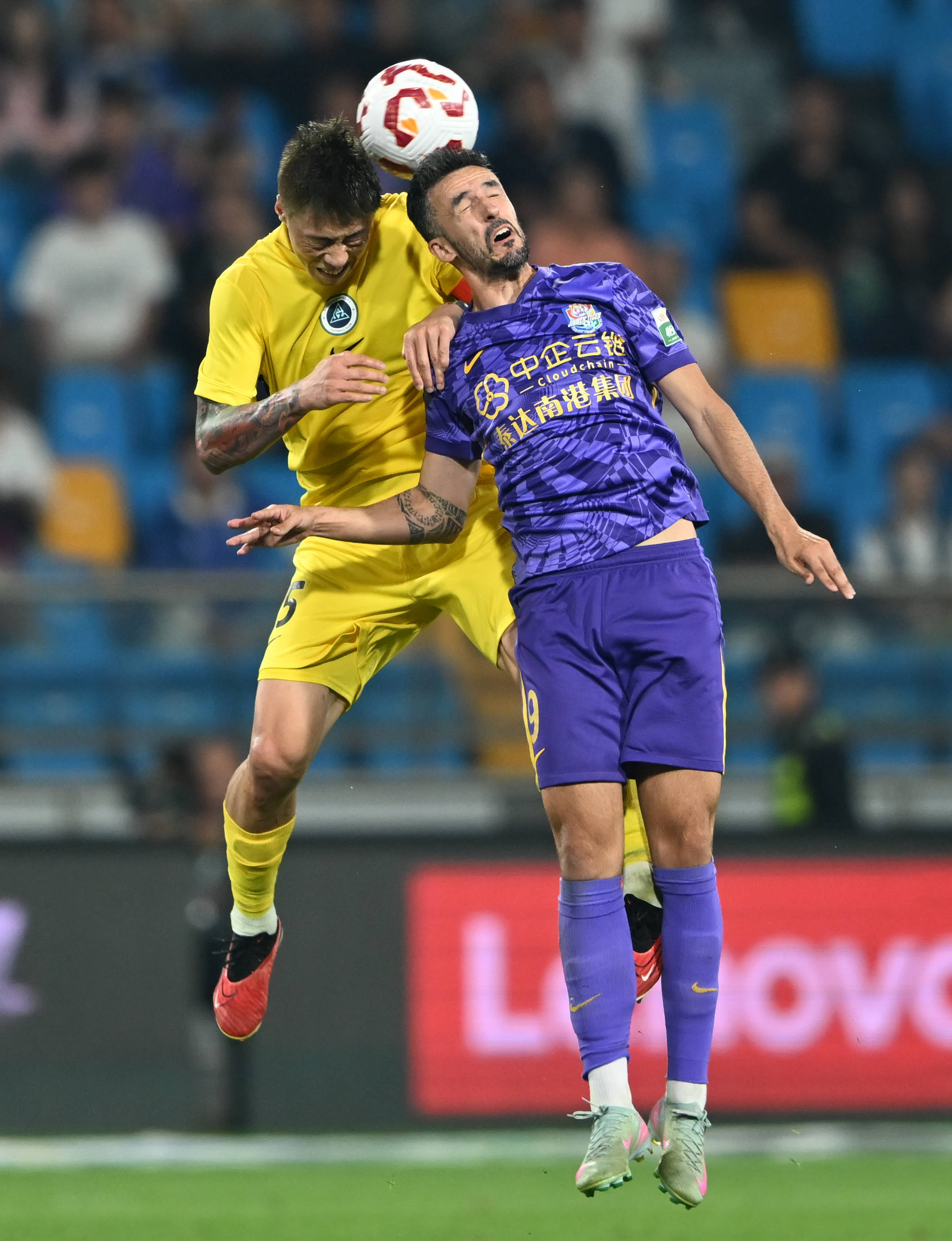 足球英超历史第2000场比赛达成（英超联赛迎来历史第2000场比赛）