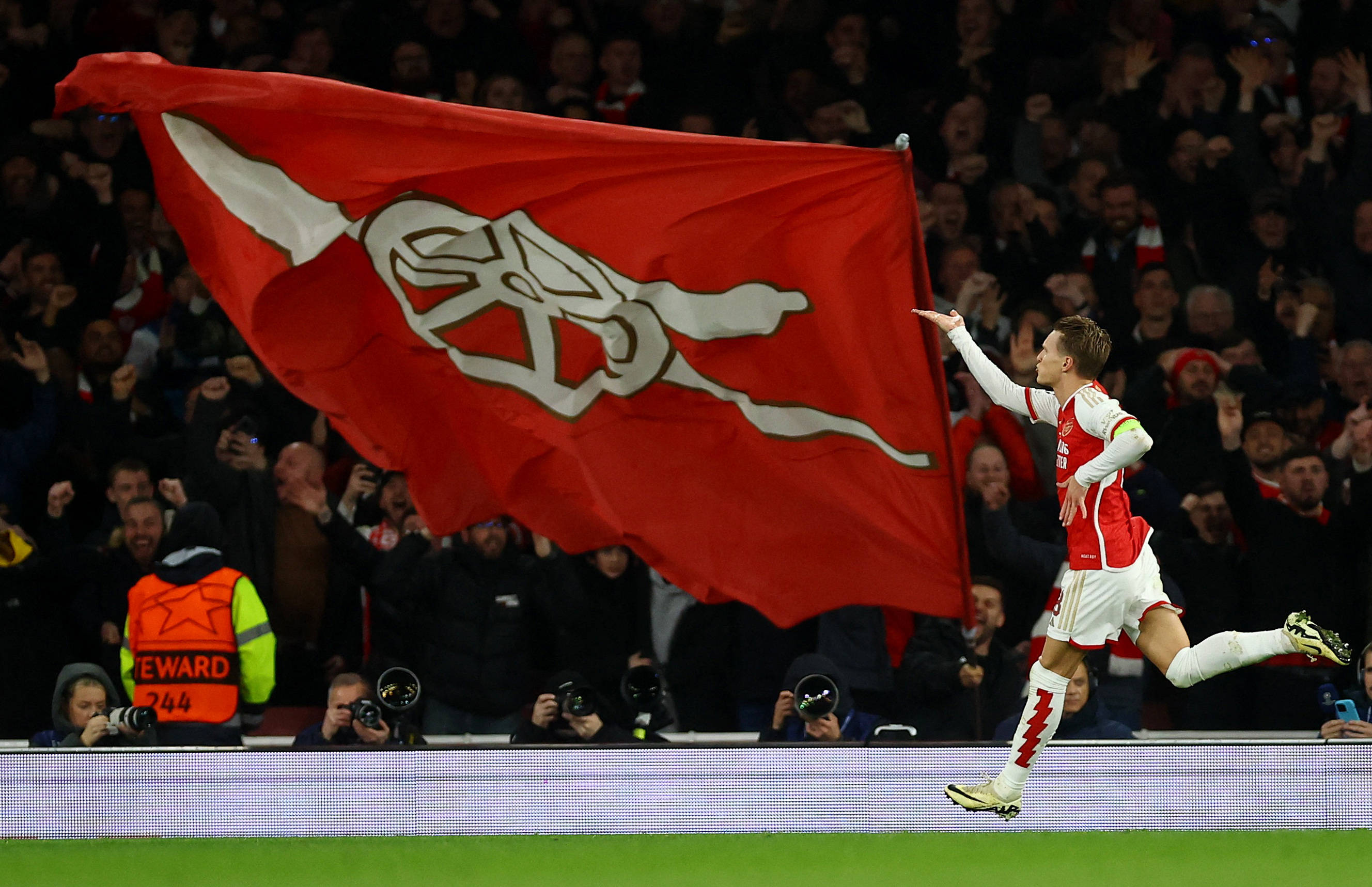 中超转会市场：广州队签下新前锋,（广州队签约锋线新援，中超转会再添焦点）