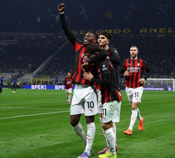 拜仁26／27赛季主场球衣谍照：红色基调搭配领口袖口金色线条（拜仁26／27赛季主场球衣曝光：通体红色，领口与袖口采用金色细边）