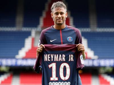 德甲生涯第10次戴帽，凯恩赛后将比赛用球带走收藏（凯恩德甲生涯第10次上演帽子戏法，赛后将比赛用球带回珍藏）