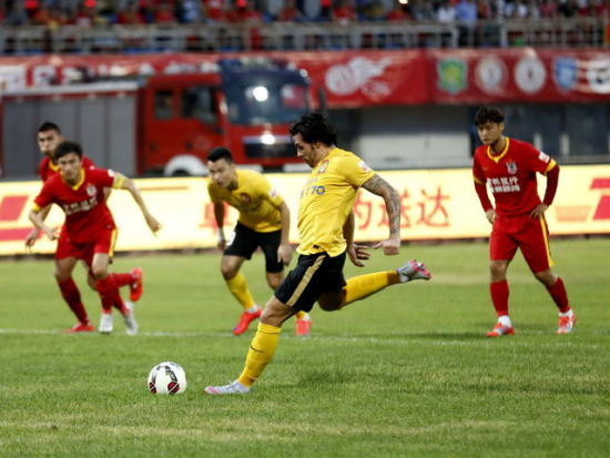 新赛季英超前瞻：红军卫冕难 阿森纳剑指破咒（英超新季前瞻：利物浦卫冕艰难，阿森纳誓破魔咒）