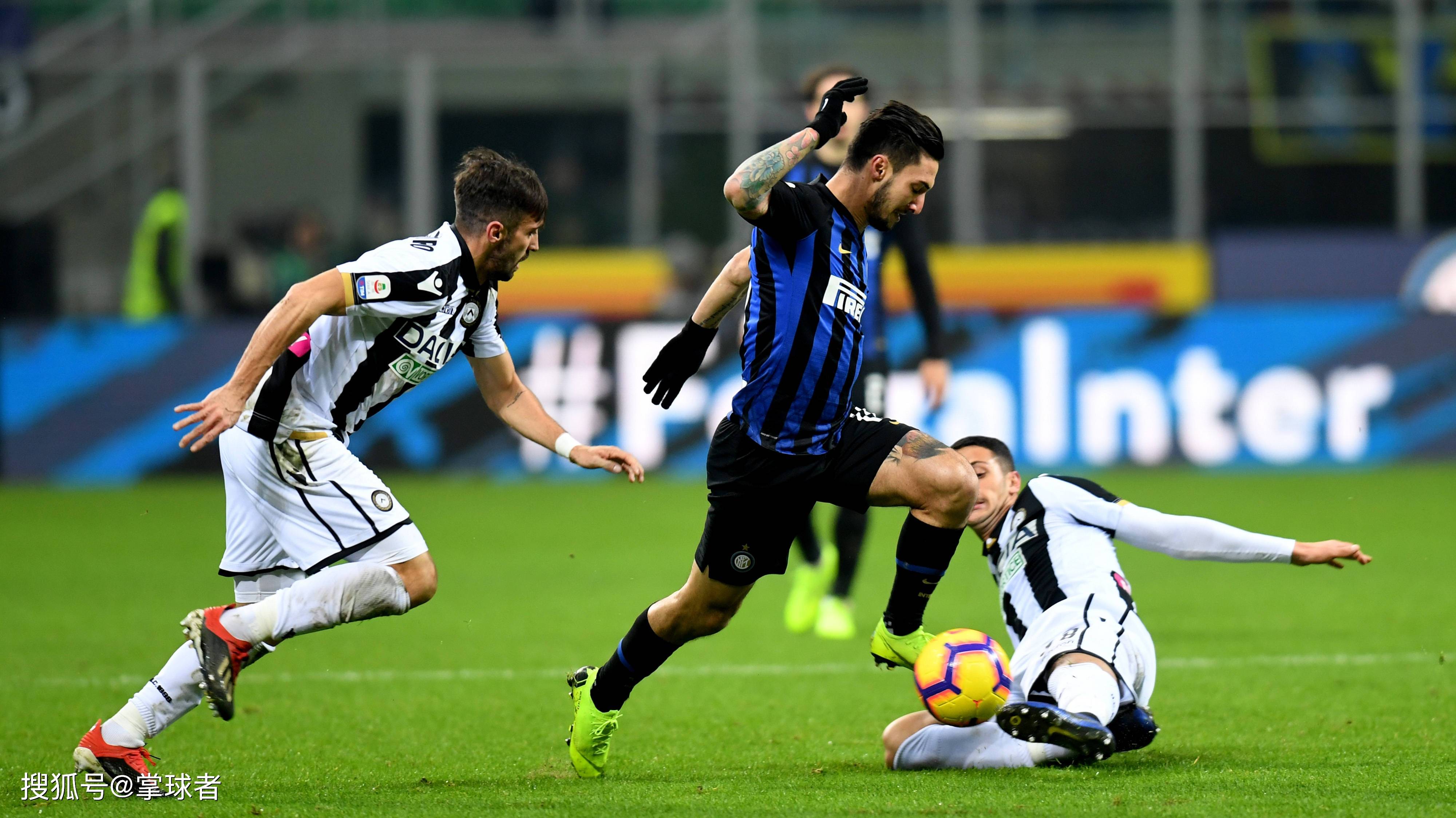 湖人詹姆斯关键三分锁定胜利（詹姆斯命中关键三分，湖人锁定胜局）