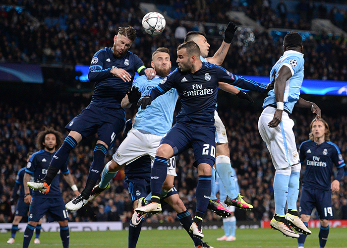 如此魔人怎能不爱？哈兰德装扮成圣诞老人为曼城小球迷派送礼物（哈兰德化身圣诞老人给曼城小球迷送礼，这样的魔人谁会不爱？）