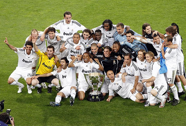 太阳报：麦克托米奈领意甲最佳球员奖，被女友透视着装抢风头（太阳报：麦克托米奈荣膺意甲年度最佳，女友透视造型成焦点）