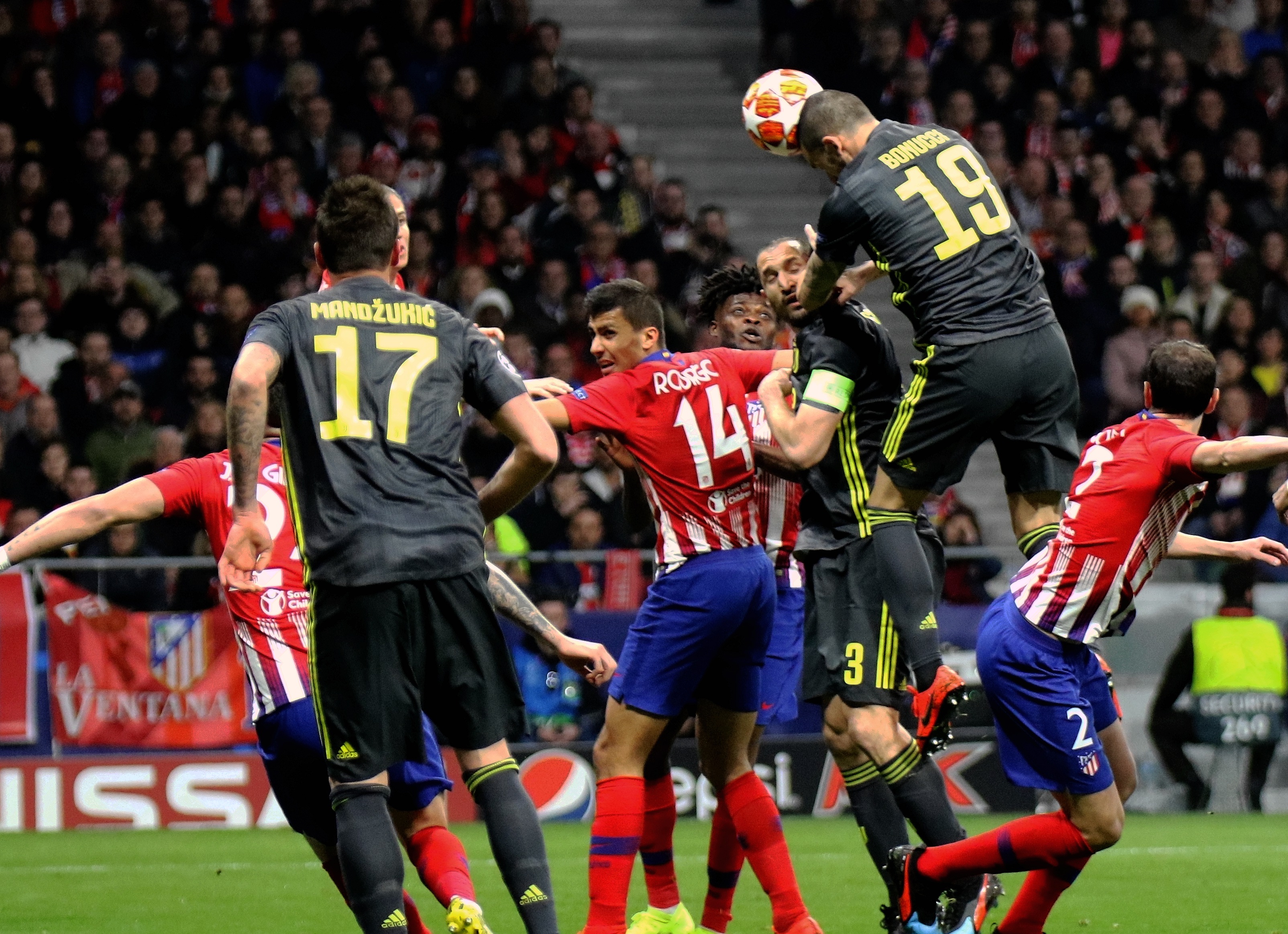 荷甲半场：克拉森世界波建功，阿贾克斯1-0费耶诺德（荷甲半场：克拉森世界波破门，阿贾克斯暂以1-0领先费耶诺德）