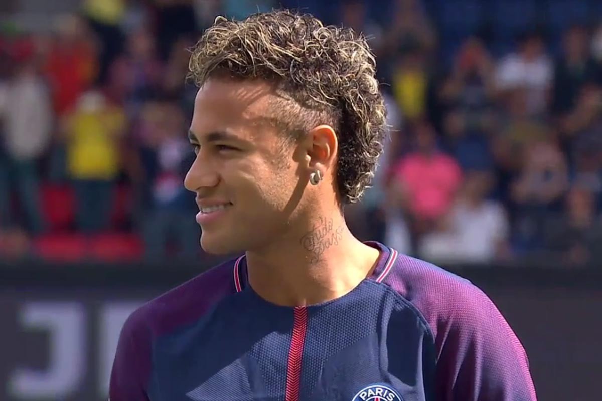 萨顿批萨拉赫：状态大幅下滑该接受替补，还自视甚高令人尴尬（萨顿指责萨拉赫：状态下滑应坐替补，自负姿态令人尴尬）