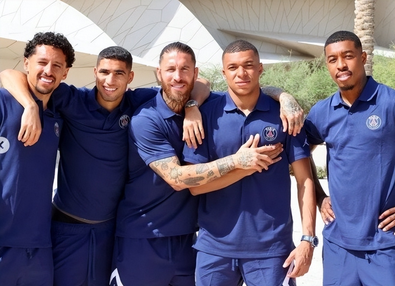 记者：上海申花5名外援以及谢鹏飞和戴伟浚随队出征亚冠客场（记者：申花5外援携谢鹏飞、戴伟浚随队征战亚冠客场）