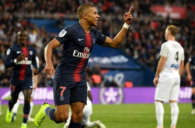 18岁新秀王洪泽CBA首秀获赞成熟如28岁（18岁新星王洪泽CBA处子战表现老练，被赞宛如28岁）