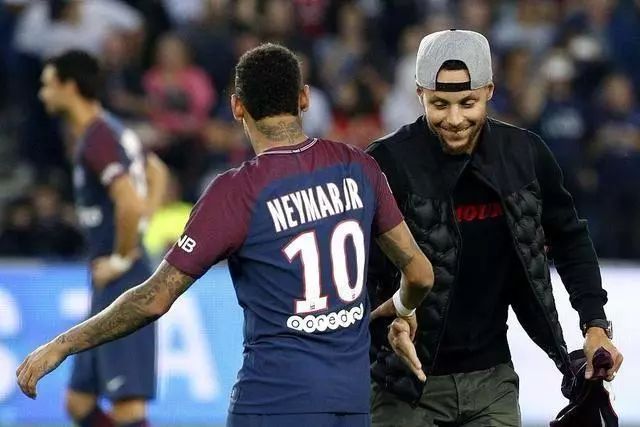 德甲最新身价：17岁小将卡尔暴涨至6000万，凯恩跌至6500万（德甲身价榜更新：17岁新星卡尔飙至6000万，凯恩降至6500万）